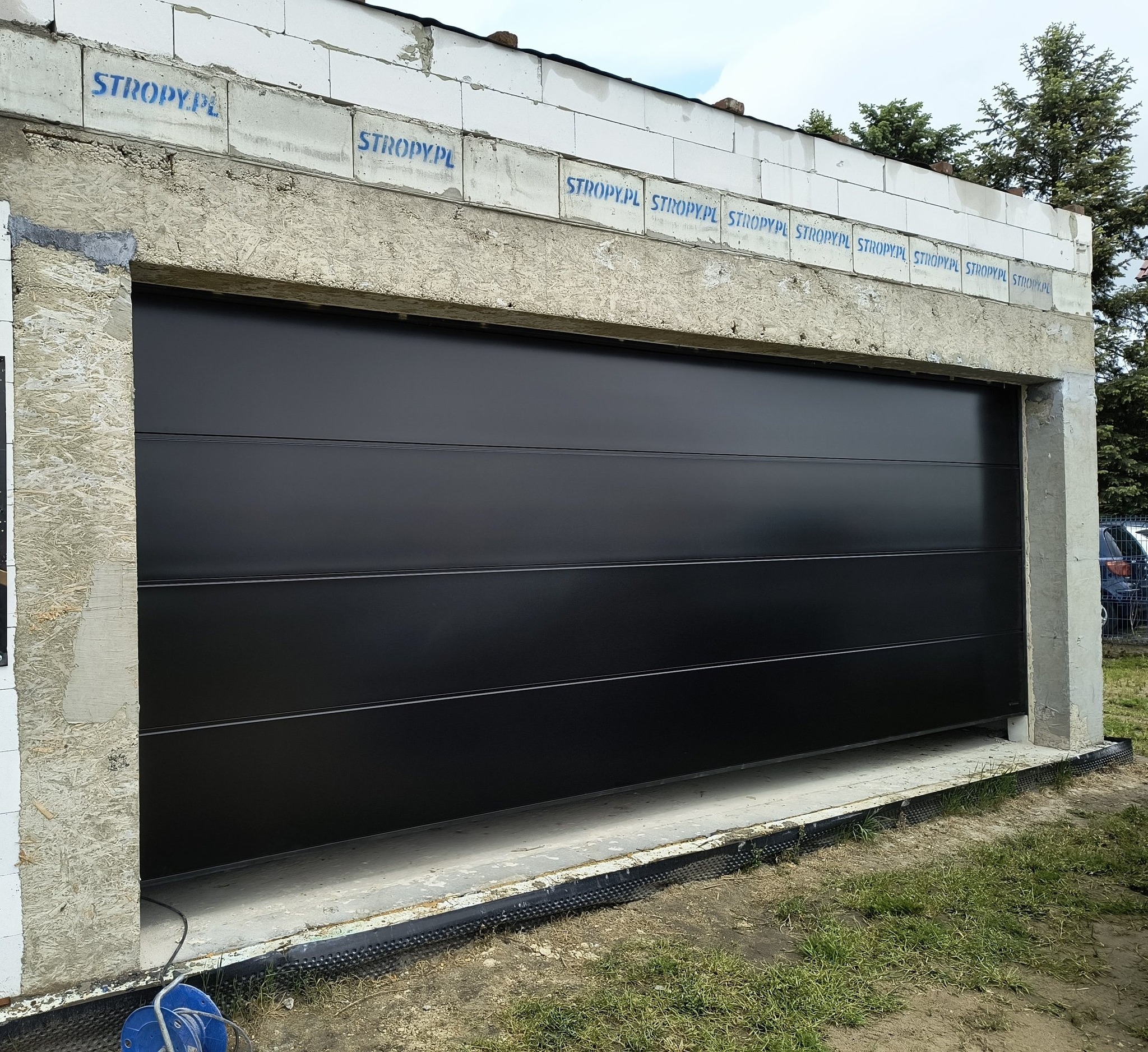 Nowoczesna brama segmentowa Wiśniowski, kolor czarny, napęd Smart IO