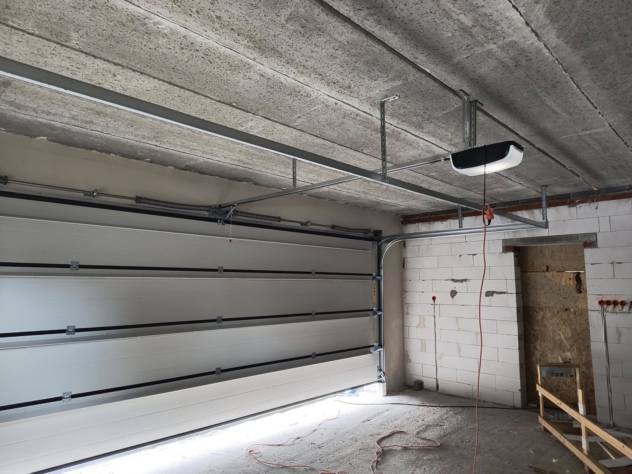 Automatyczna brama segmentowa - kompletna instalacja wykonana przez segmentowi.pl